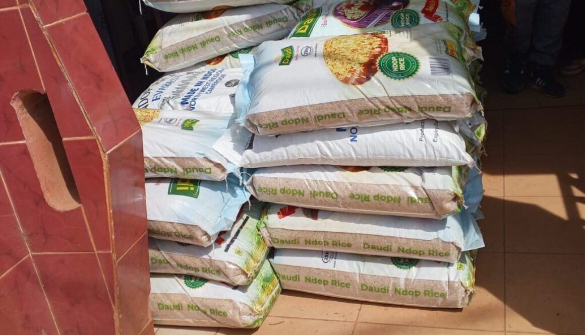 The Lord Mayor of Tubah Council distributed rice and groundnut oil to all Employees and Councillors for Christmas