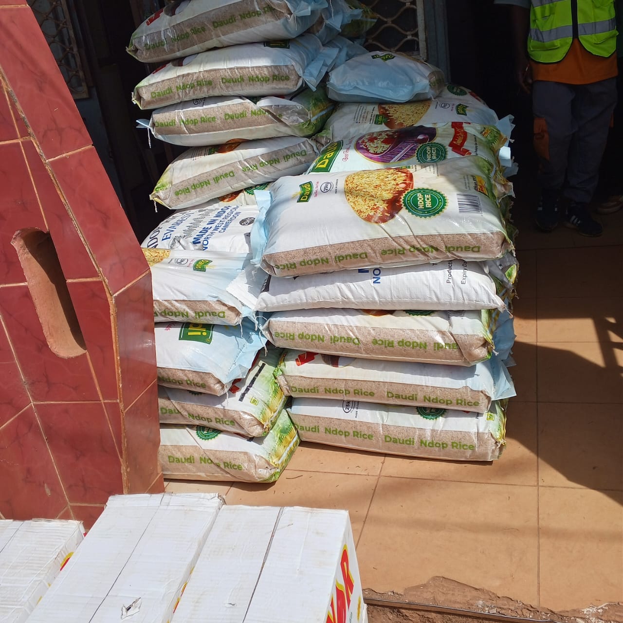 The Lord Mayor of Tubah Council distributed rice and groundnut oil to all Employees and Councillors for Christmas